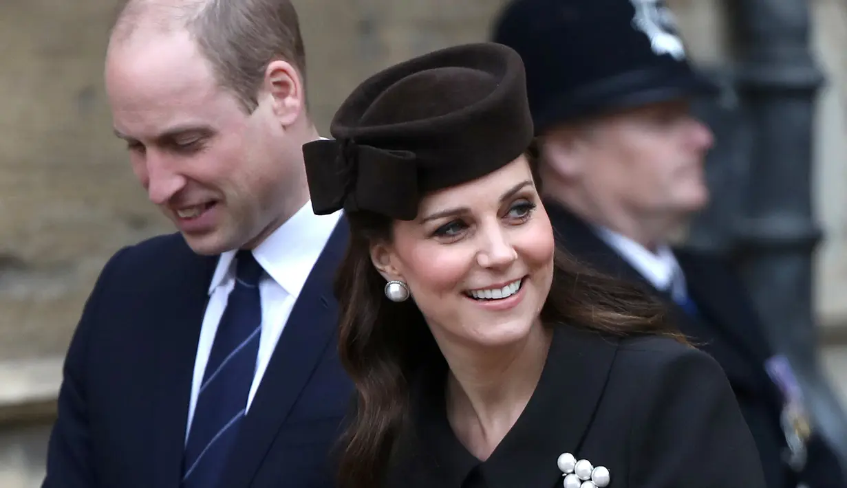 Anak ketiga dari Kate Middleton dan Pangeran William itu lahir dengan berat 3,8 kg. Saat melahirkan anak ketiga, Kate ditemani oleh Pangeran William. (AFP/Simon DAWSON/POOL)