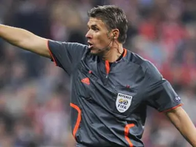 Italian referee Roberto Rosetti gestures during the second leg Champions League quarter-final match Bayern Munich vs Barcelona at the Allianz arena in Munich on April 14, 2009. AFP PHOTO/JOHN MACDOUGALL 