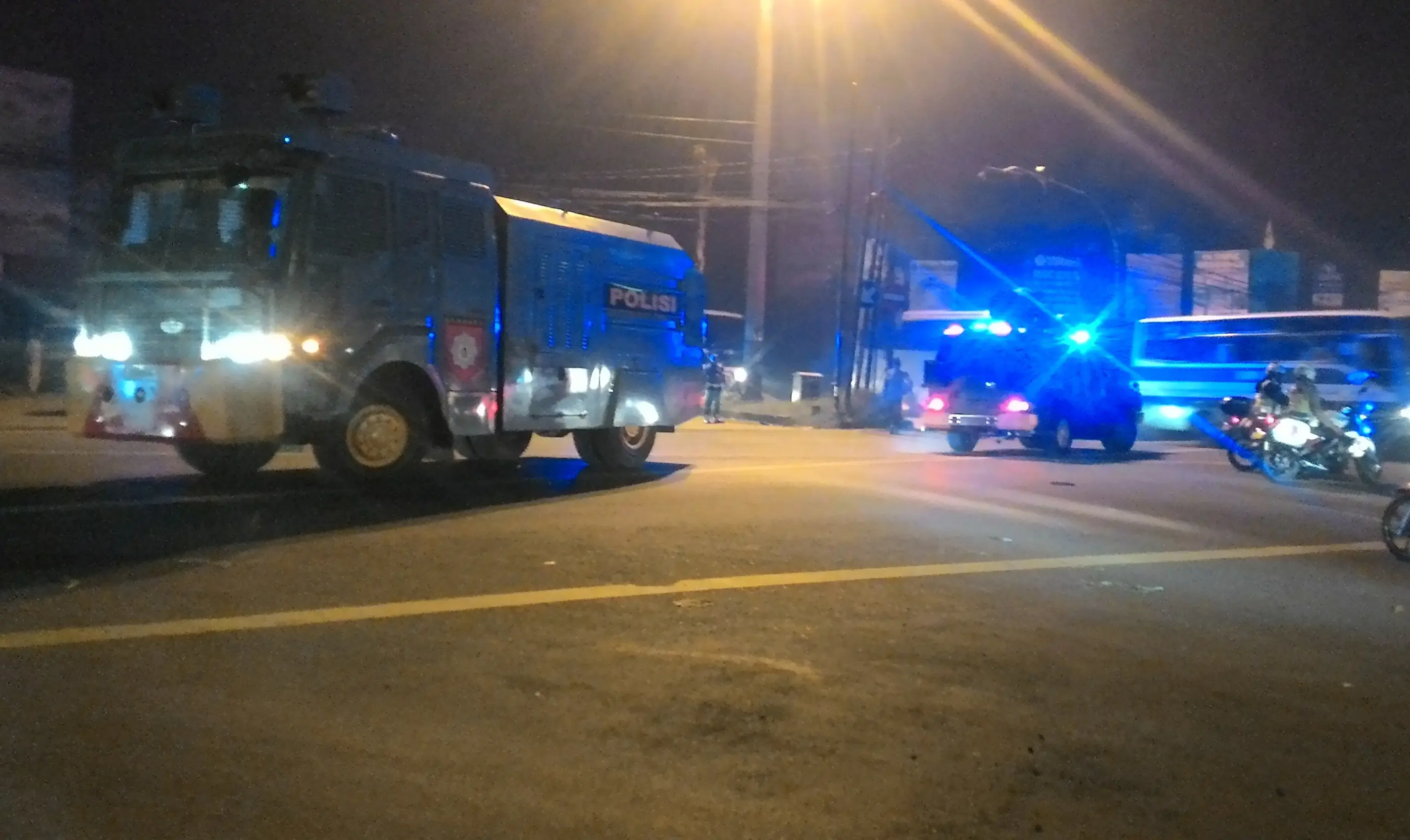 Bus Jakmania diserang sekelompok massa (Liputan6.com / Achmad Sudarno)