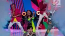Penampilan boyband Korea, GTI saat berkolaborasi dengan pedangdut Siti Badriah dalam acara Indonesian Dangdut Awards 2018 di Studio 5 Indosiar, Jakarta, Jumat (12/10). Mereka membawakan lagu Lagi Syantik. (Liputan6.com/Faizal Fanani)
