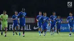 Pemain Persib berlari saat latihan resmi jelang laga lanjutan Go-Jek Liga 1 Indonesia 2018 bersama Bukalapak di Stadion PTIK, Jakarta, Jumat (29/6). Persib akan melakoni laga tandang tunda melawan Persija, Sabtu (30/6). (Liputan6.com/Helmi Fithriansyah)