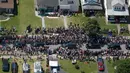 Ribuan warga mengelilingi mobil jenazah petinju legendaris dunia, Muhammad Ali untuk diantarkan ke peristirahatan terakhirnya di Louisville, Kentucky, AS, 10 Juni 2016. (REUTERS / Adrees Latif)