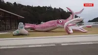 Patung cumi-cumi raksasa di kota pelabuhan Jepang. (dok. Screenshoot Youtube News and More)