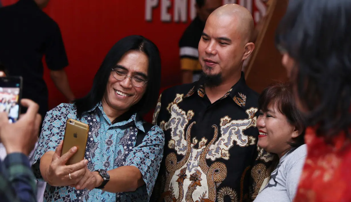 Pentolan Dewa 19 Ahmad Dhani berwefie dengan para musisi pada acara sosialisasi UU No 28 Tahun 2014 tentang Hak Cipta di Polda Metro Jaya, Jakarta, Kamis (6/10). Sosialisasi dihadiri sejumlah artis, musisi hingga pencipta lagu. (Liputan6.com/Gempur M)