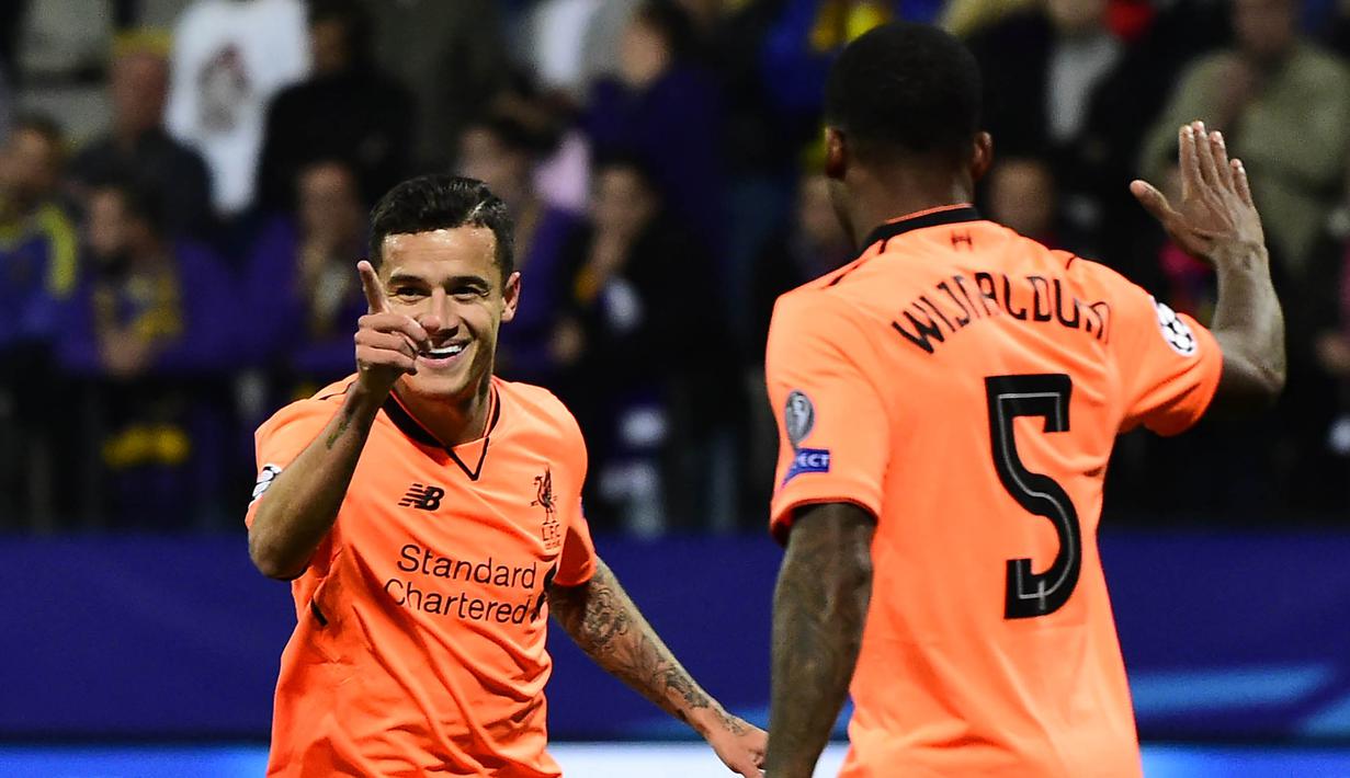 Gelandang Liverpool, Philippe Coutinho, merayakan gol yang dicetaknya ke gawang Maribor pada laga Liga Champions di Stadion Ljudski Vrt, Maribor, Selasa (17/10/2017). Maribor kalah 0-7 dari Liverpool. (AFP/Jure Makovec)