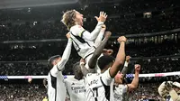 Pemain Real Madrid merayakan gol yang dicetak oleh Luka Modric ke gawang Sevilla dalam lanjutan La Liga Spanyol di Santiago Bernabeu, Senin (26/2/2024) dini hari WIB. (JAVIER SORIANO / AFP)