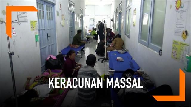 Sedikitnya 296 orang keracunan massal saat buka bersama puasa di Palangkaraya. Para korban langsung dibawa ke rumah sakit untuk diperiksa. Polisi pun bergerak cepat selidiki kasus dengan memeriksa penyelenggara acara dan mengambil sampel makanan sisa...