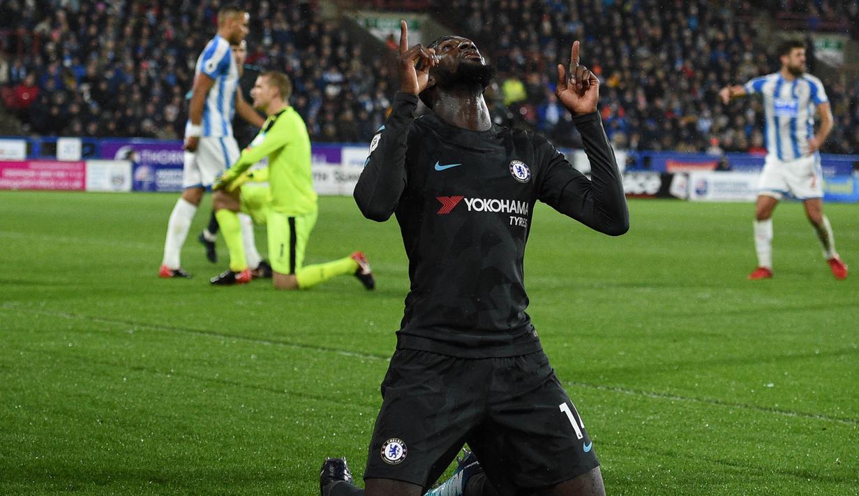 Gelandang Chelsea, Tiemoue Bakayoko, merayakan gol yang dicetaknya ke gawang Huddersfield pada laga Premier League di Stadion John Smith, Huddersfield, Selasa (12/12/2017). Huddersfield kalah 1-3 dari Chelsea. (AFP/Oli Scarff)