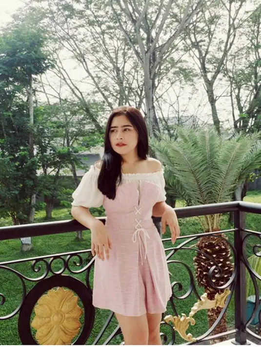 Begitu juga saat Prilly Latuconsina belum lama ini ingin melihat konser diluar negeri. "Kata papah jangan, takut ada bom. Ternyata bener kejadian, jadi ya omongan orangtua selalu bener ya," lanjutnya. (Instagram/prillylatuconsina96)