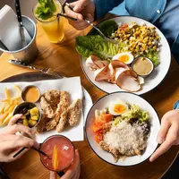 Rekan kerja yang sedang makan siang bersama (Foto dok : Freepik/freepik).