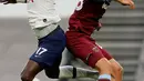 Gelandang Tottenham Hotspur, Moussa Sissoko (kiri) berebut bola udara dengan gelandang West Ham United, Tomas Soucek pada pertandingan lanjutan Liga Inggris di Stadion Tottenham Hotspur di London (23/6/2020). Tottenham menang 2-0 atas West Ham. (AFP/Pool/Kirsty Wigglesworth)