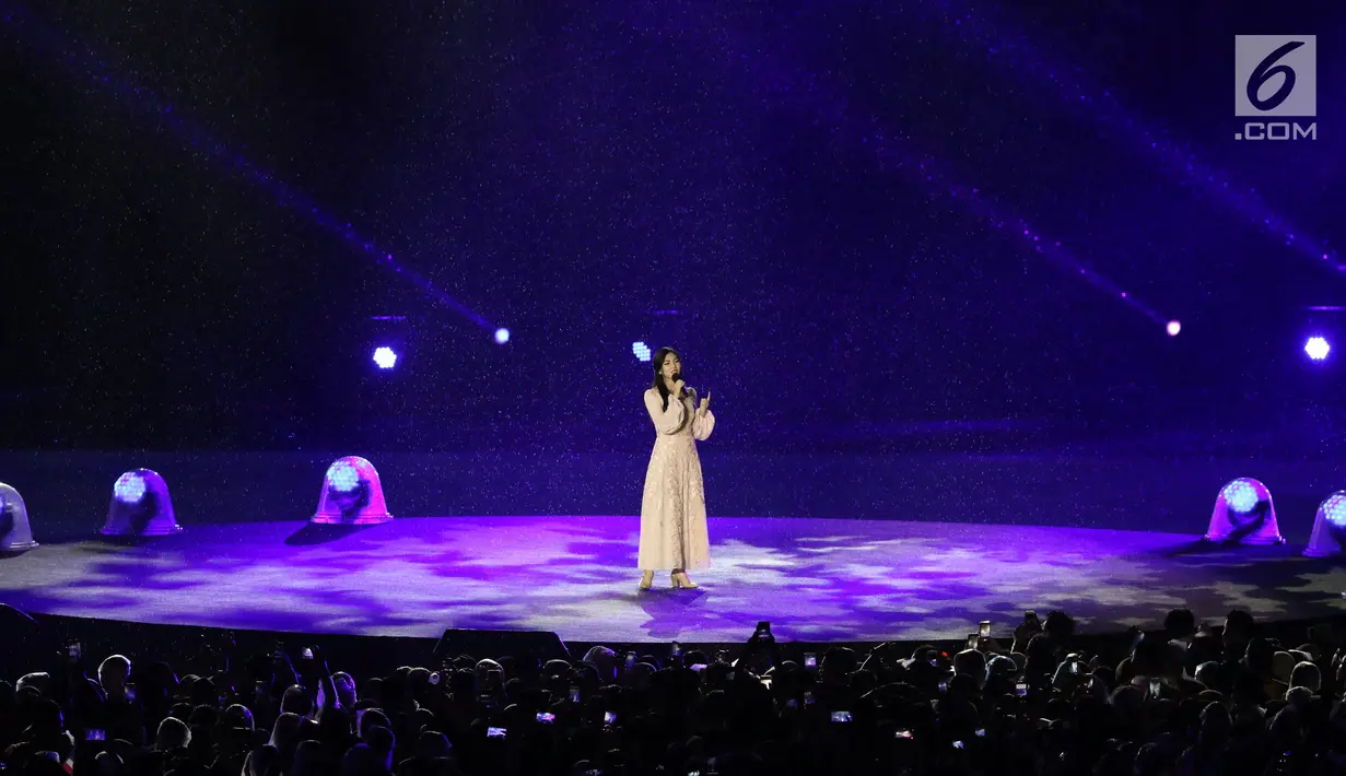 Penyanyi Isyana Sarasvati tampil dalam Upacara Penutupan Asian Games 2018 di Stadion Utama Gelora Bung Karno, Jakarta, Minggu (2/9). Isyana membawakan salah satu theme song Asian Games 2018 berjudul Asia's Who We Are. (Liputan6.com/Helmi Fithriansyah)