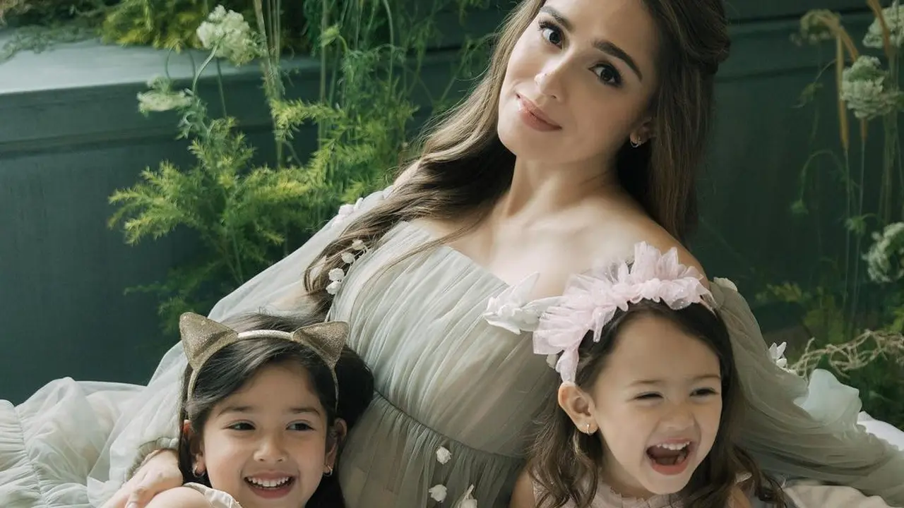 Yasmine Wildblood bersama dua anaknya yang cantik (Instagram/yaswildblood)
