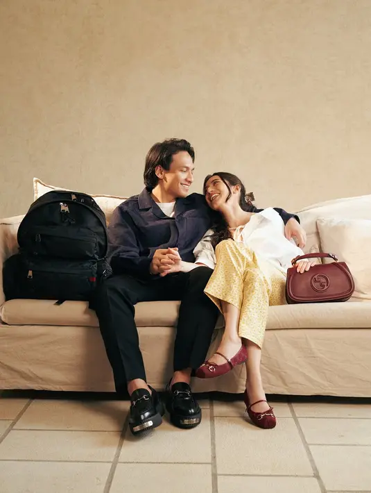 Ameera Khan dan Jefri Nichol jadi Gucci Couple dengan busana yang lebih santai. Ameera Khan kenakan atasan putih bertali dengan celana kuning dan flatshoes Gucci [@jefrinichol]