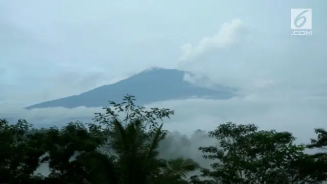 Status Gunung Agung masih berada di siaga 3, sampai saat ini asap putih masih terlihat keluar dari puncaknya.