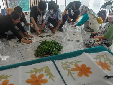 Anak berkebutuhan khusus (ABK) mengikuti pelatihan  ecoprint dari dedaunan  di Pasar Gintung, Tangerang Selatan, Banten, Selasa (13/6/2023). (merdeka.com/Arie Basuki)