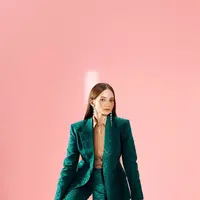 Tampilan formal dengan blazer ala Enzy Storia juga menarik untuk ditiru. Di sini Enzy Storia membawakan tampilan ala orang kantoran dengan kemeja cokelat yang ditumpuknya dengan blazer hijau, seragam dengan celana panjangnya. Foto: Instagram.