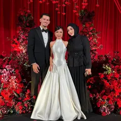Margin Wieheerm hadir diresepsi pernikahan Jennifer Coppen mengenakan atasan lengan panjang hitam dihiasi beads dipadukan rok panjang plisket senada kerudung hitam polosnya. [@marginw]