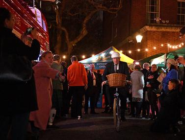 FOTO: Boris Johnson Naik Sepeda Kunjungi Pasar Makanan dan Minuman Inggris