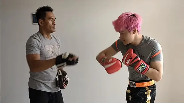 6 Potret Persiapan Azka Corbuzier Jelang Tinju Lawan Vicky Prasetyo