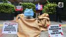 Relawan PETA (People for the Ethical Treatment of Animals) melakukan aksi protes di depan Kedutaan Besar Prancis, Jakarta, Selasa (27/2/2024). (Liputan6.com/Angga Yuniar)