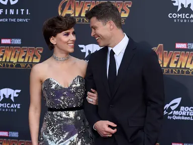 Aktris Scarlett Johansson dan pacarnya Colin Jost saling bertatapan saat menghadiri pemutaran film 'Avengers: Infinity War' di Los Angeles, California (23/4). Scarlett Johansson berperan sebagai Natasha Romanoff/Black Widow. (AP Photo/Jordan Strauss)