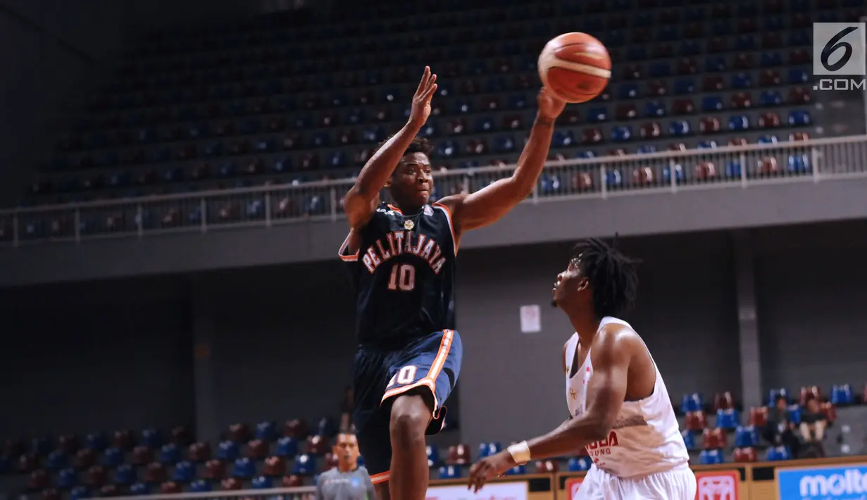 Pebasket Pelita Jaya, Wayne Lyndon Bradford (kiri) mengoper bola saat laga melawan Garuda Bandung pada laga Perbasi Cup 2017 di Britama Arena, Jakarta, Rabu (8/11). Pelita Jaya unggul 54-43. (Liputan6.com/Helmi Fithriansyah)