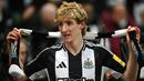 Pemain Newcastle, Anthony Gordon merayakan golnya ke gawang Arsenal dalam laga leg kedua Carabao Cup 2024/2025 di St James Park, Newcastle, Inggris, Kamis (06/02/2025). (AFP/Paul Ellis)