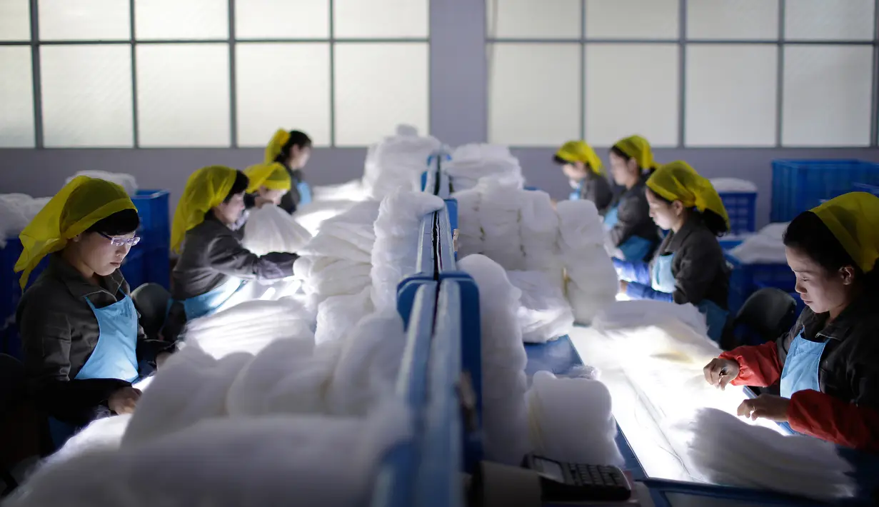 Pekerja wanita melakukan pengecekan benang sutera di Kim Jong Suk Silk Mill, Pyongyang, Korea Utara (6/1). Pabrik ini mampu menghasilkan benang sutra sebanyak 200 ton. (AP Photo/Wong Maye-E)