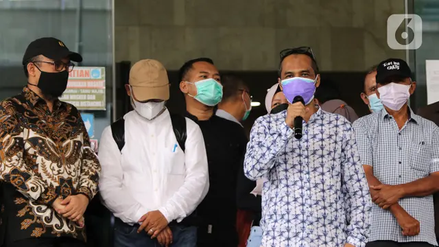 FOTO: Momen Novel Baswedan dkk Tinggalkan Gedung Merah Putih KPK