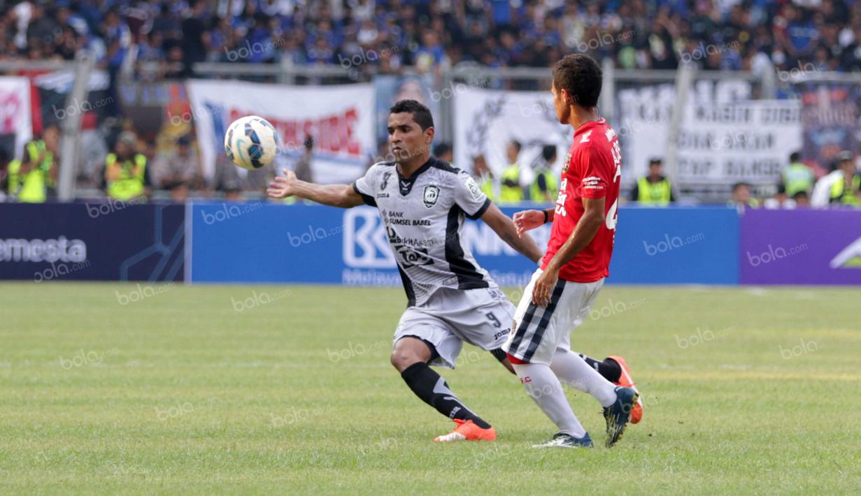 Pemain Sriwijaya FC, Beto Goncalves, mencoba melewati pemain Bali United pada perebutan tempat ketiga Torabika Bhayangkara Cup 2016 di Stadion Utama Gelora Bung Karno, Jakarta, Minggu (3/4/2016). (Bola.com/Nicklas Hanoatubun)