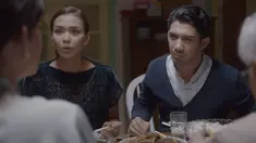 Dinda (Adinia Wirasti), mencari jalan keluar dari 'teror' orangtuanya yang menginginkannya untuk segera menikah. 