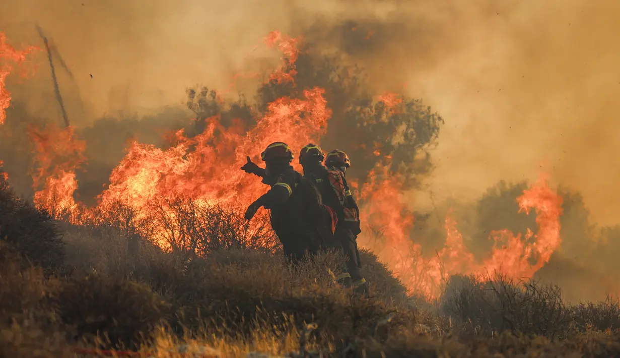 Otoritas setempat mengungkap bahwa kebakaran hutan yang dipicu oleh angin kencang di dekat kota Ierapetra, pulau Kreta, yang merupakan salah satu destinasi wisata favorit di Yunani. (Costas Metaxakis/AFP)