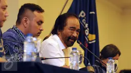 Ketua Partai Nasdem, Surya Paloh (ketiga kiri) berbicara usai pengunduran Patrice Rio Capella di Kantor DPP Partai Nasdem, Jakarta, Kamis (15/10/2015). Rio Capella mengundurkan diri usai ditetapkan tersangka oleh KPK. (Liputan6.com/Helmi Fithriansyah)