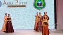 Konsep kebaya modern hasil tangan dingin Fransisca Darmawan dengan tema Keabadian Budaya Indonesia berjudul Aura Putri mewarnai panggung Indonesia Fashion Week 2015, JCC, Minggu (1/3/2015). (Liputan6.com/Panji Diksana)