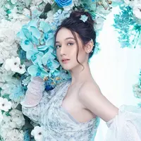 Melalui akun Instagram pribadinya, Laura Moane terlihat mengunggah beberapa foto pemotretannya bersama FD Photography. Dekorasi dalam pemotretannya juga terlihat senada dengan gaun yang digunakan oleh Laura Moane. (Liputan6.com/IG/@its_lauramoane2)