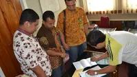 Penyidik kejaksaan negeri Bengkulu memberikan surat panggilan kelima untuk memeriksa walikota Bengkulu Helmi Hasan sebagai tersangka kasus korupsi dana Bansos tahun 2012 dan 2013. (Liputan6.com/Yuliardi Hardjo Putra)  