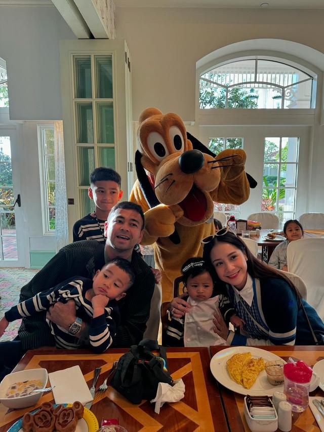 Potret gemas Rafathar, Rayyanza dan Lily kenakan baju kembar (credit: instagram/raffinagita1717)