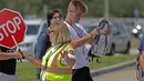 Seorang siswa SMA Marjory Stoneman Douglas memeriksa isi ransel transparan miliknya di Florida, Senin (2/4). Penggunaan tas itu bagian dari tindakan pengamanan baru untuk mengetahui barang bawaan para siswa. (John McCall/South Florida Sun-Sentinel via AP)