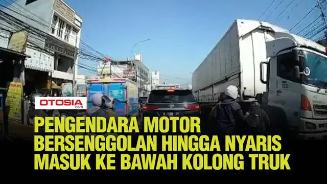 Momen tegang di jalan raya. Dalam kepadatan lalu lintas, dua pengendara motor bersenggolan, hampir berakhir tragis ketika truk muatan melintas.