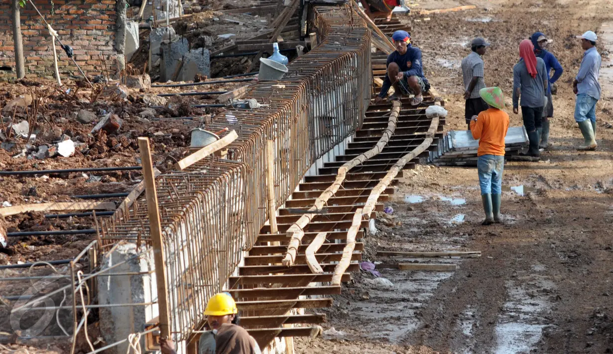 Sejumlah Pekerja memasang Kawat besi dan beton Tanggul di Pinggiran kali ciliwung, Kalibata, Jakarta, Sabtu (2/4) Pemasangan beton tanggul tersebut untuk meminimalisir banjir kiriman yang sering terjadi di kawasan tersebut. (Liputa6.com/Helmi Afandi)
