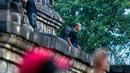 Mantan Presiden Amerika Serikat, Barack Obama berjalan menuruni tangga Candi Borobudur saat berwisata di Magelang, Jawa Tengah, Indonesia, (28/6). Kedatangan Barack Obama dan rombongan disambut meriah wisatawan lainnya. (AP Photo / Slamet Riyadi)