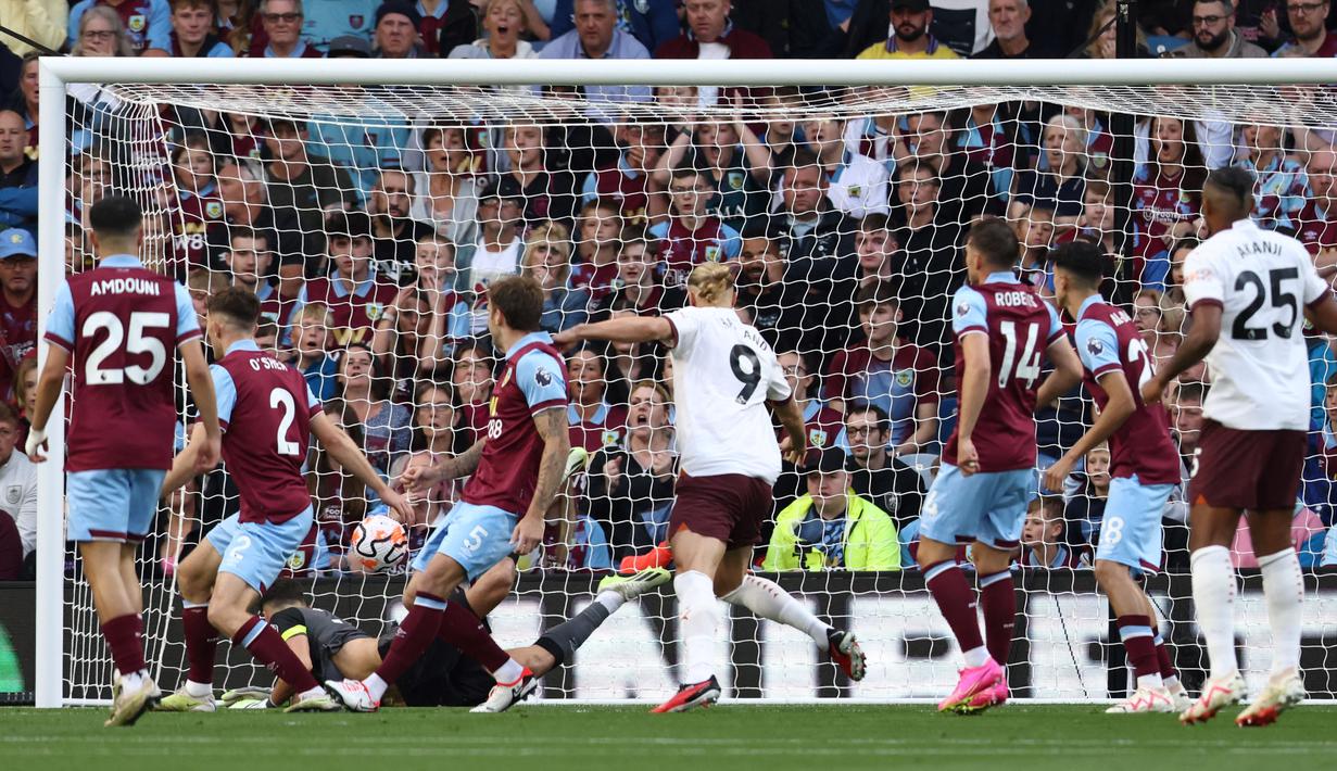 Pemain Manchester City, Erling Haaland, mencetak gol ke gawang Burnley pada laga pekan perdana Premier League di Stadion Turf Moor, Sabtu (12/8/2023). City menang dengan skor 3-0. (AFP/Darren Staples)