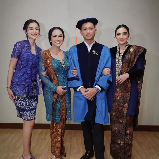Temani dari Awal, Ini 6 Potret Sarah Menzel di Momen Wisuda Azriel Hermansyah