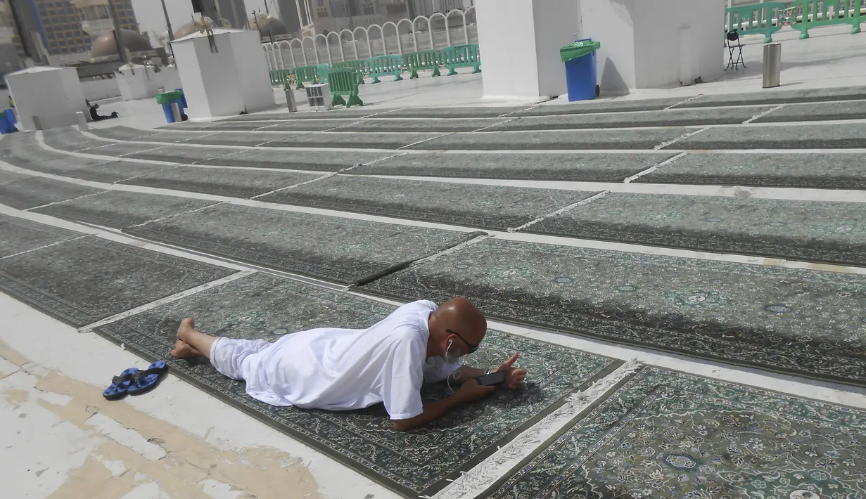 Jemaah beristirahat di sajadah selama umrah di Masjidil Haram di Makkah, Arab Saudi, Senin (2/3/2020). Kementerian Kesehatan Arab Saudi telah mengumukan pada Senin 2 Maret 2020 telah menemukan adanya kasus Virus Corona pertama warga negara Saudi yang kembali dari Iran melalui Bahrain. (AP Photo/Amr