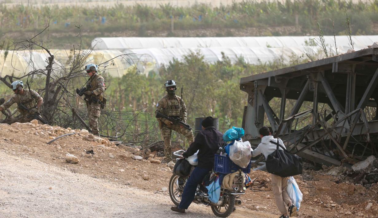 Sebelumnya, serangan Israel di Lebanon telah mengakibatkan krisis kemanusiaan serius, lebih dari 1,1 juta penduduk mengungsi. Tampak dalam foto, Kontingen Prancis dari Pasukan Sementara Perserikatan Bangsa-Bangsa di Lebanon (UNIFIL) berpatroli di daerah tersebut sementara warga yang mengungsi kembali ke rumah mereka melalui jalan darurat yang dibangun di lokasi jembatan Qasmieh yang hancur akibat serangan Israel, di wilayah Al-Qasmiyeh, Lebanon Selatan, pada Sabtu 18 April 2026. (MAHMOUD ZAYYAT/AFP)