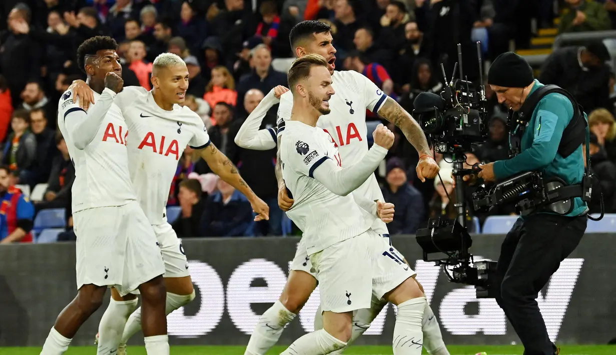 Para pemain Tottenham Hotspur merayakan gol ke gawang Crystal Palace pada laga Liga Inggris di Stadion Selhurst Park Sabtu (28/10/2023). Hasil ini membuat Spurs masih perkasa hingga pekan ke-10 Liga Inggris 2023/2024. (AFP/Glyn Kirk)