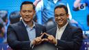 Ketua Umum Partai Demokrat Agus Harimurti Yudhoyono atau AHY (kiri) bersama Anies Baswedan menunjukkan isyarat kepada awak media usai menggelar rapat terbatas di DPP Partai Demokrat, Jakarta, Kamis (2/3/2023). Dalam rapat terbatas tersebut membahas bahwa Partai Demokrat telah resmi memberikan dukungan kepada Anies Baswedan untuk maju sebagai calon presiden pada Pemilihan Presiden 2024. (Liputan6.com/Faizal Fanani)