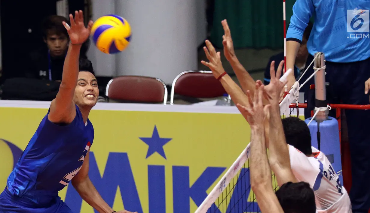 Pemain voli putra Indonesia, Agung Seganti melakukan smes saat melawan Iran di Perempat Final Kejuaraan Voli Asia 2017 di GOR Tri Dharma, Gresik, Minggu (30/7). Indonesia menang 3-2 (18-25, 18-25, 25-23, 25-24, 15-11). (Liputan6.com/Helmi Fithriansyah)
