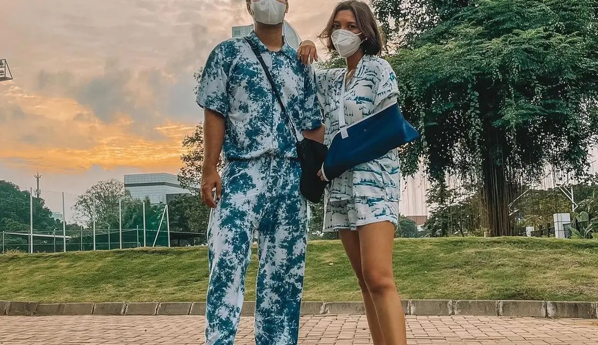 Gaya simple namun tetap stylish jadi ciri pasangan Vidi Aldiano dan Sheila Aisha. Dari gaya matching set tie dye sampai outfit nuansa etnik modern (Foto: Instagram @vidialdiano)